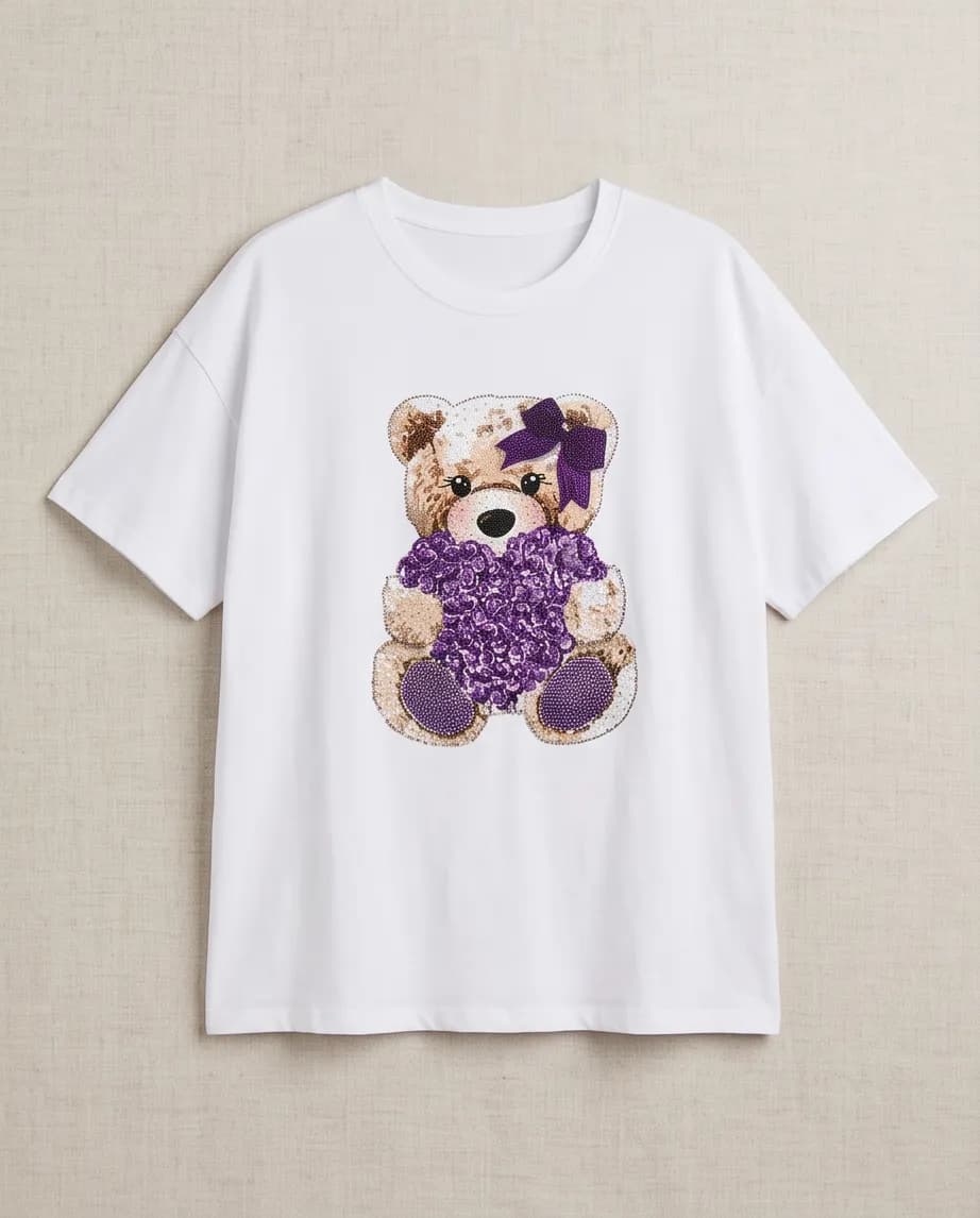Biały t-shirt oversize z ozdobnym motywem misia w odcieniach fioletu - widok 2