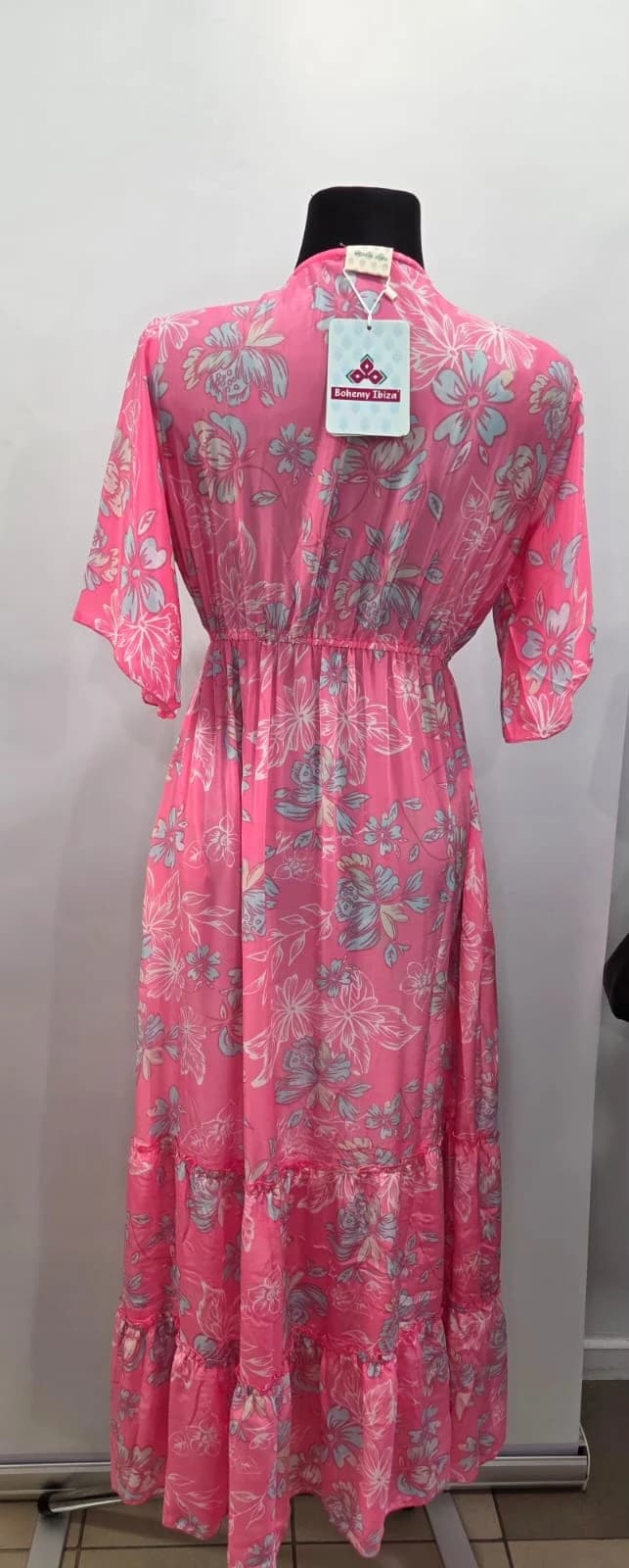 Różowa sukienka maxi w kwiaty 4