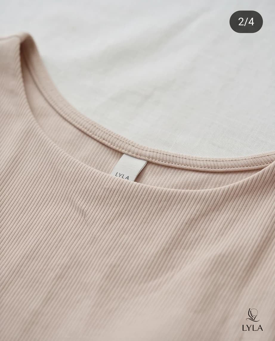 Crop top o prążkowanej strukturze - widok 2
