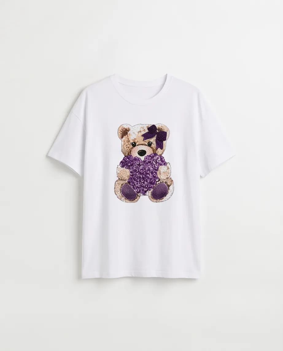 Biały t-shirt oversize z ozdobnym motywem misia w odcieniach fioletu 3