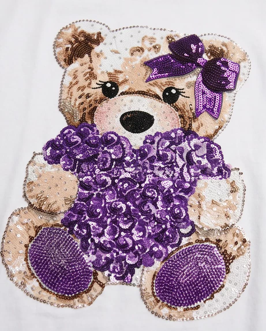 Biały t-shirt oversize z ozdobnym motywem misia w odcieniach fioletu