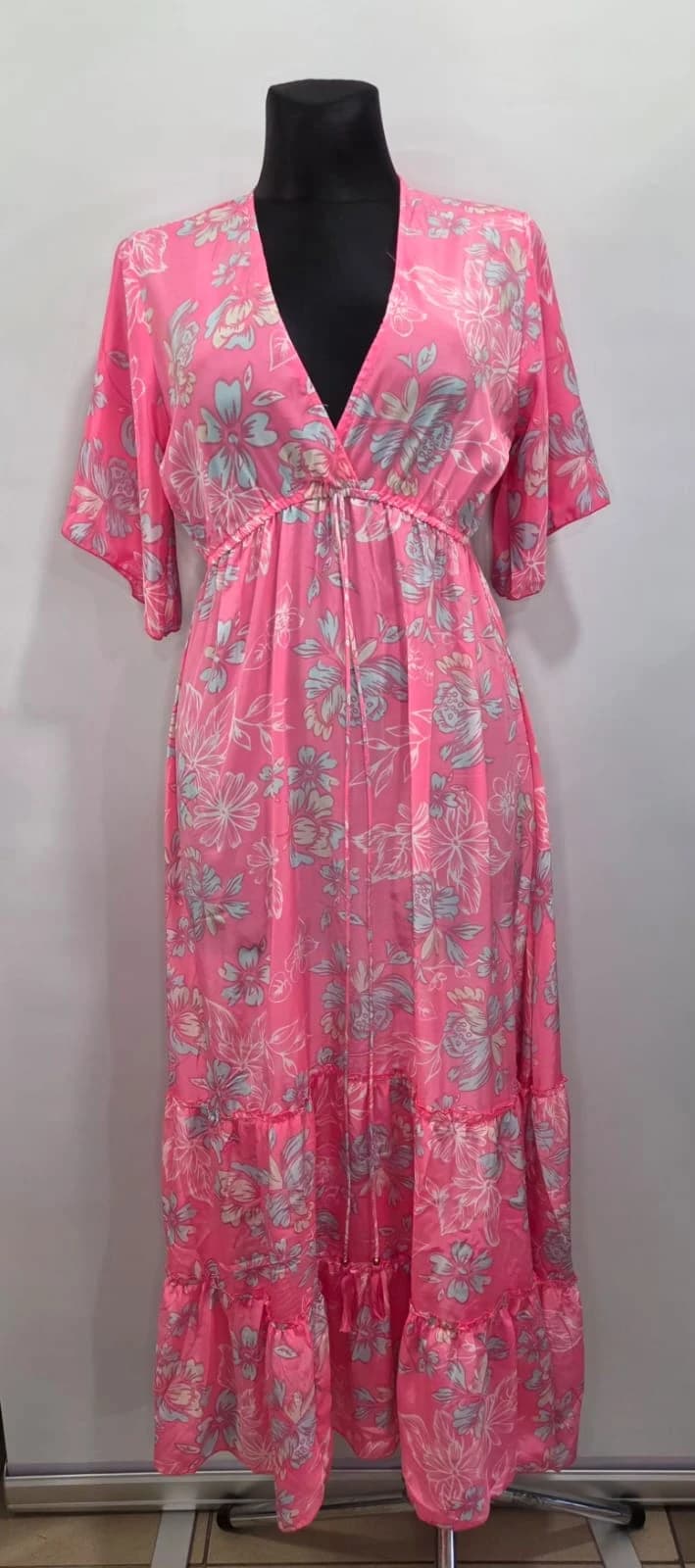 Różowa sukienka maxi w kwiaty 3