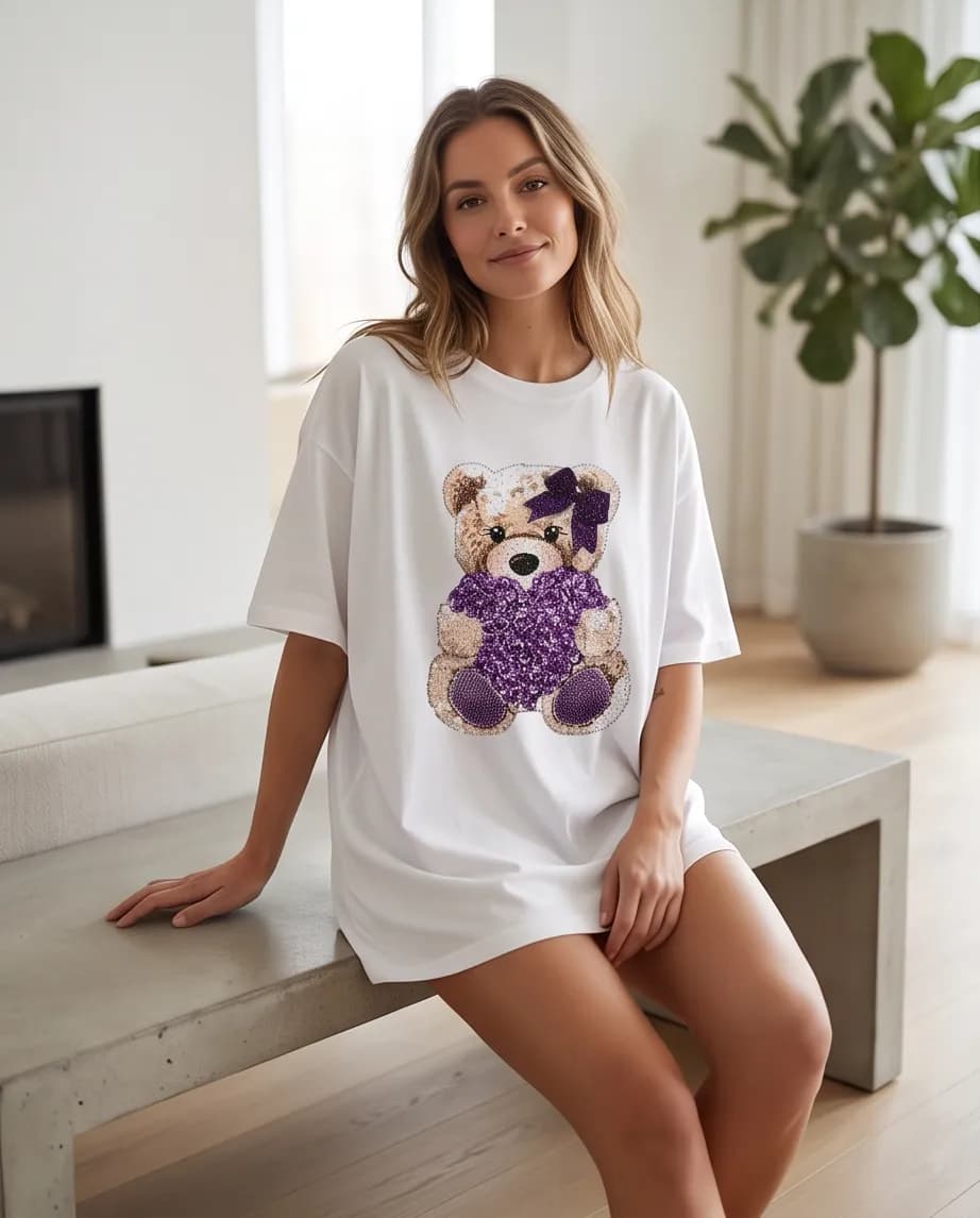 Biały t-shirt oversize z ozdobnym motywem misia w odcieniach fioletu 4
