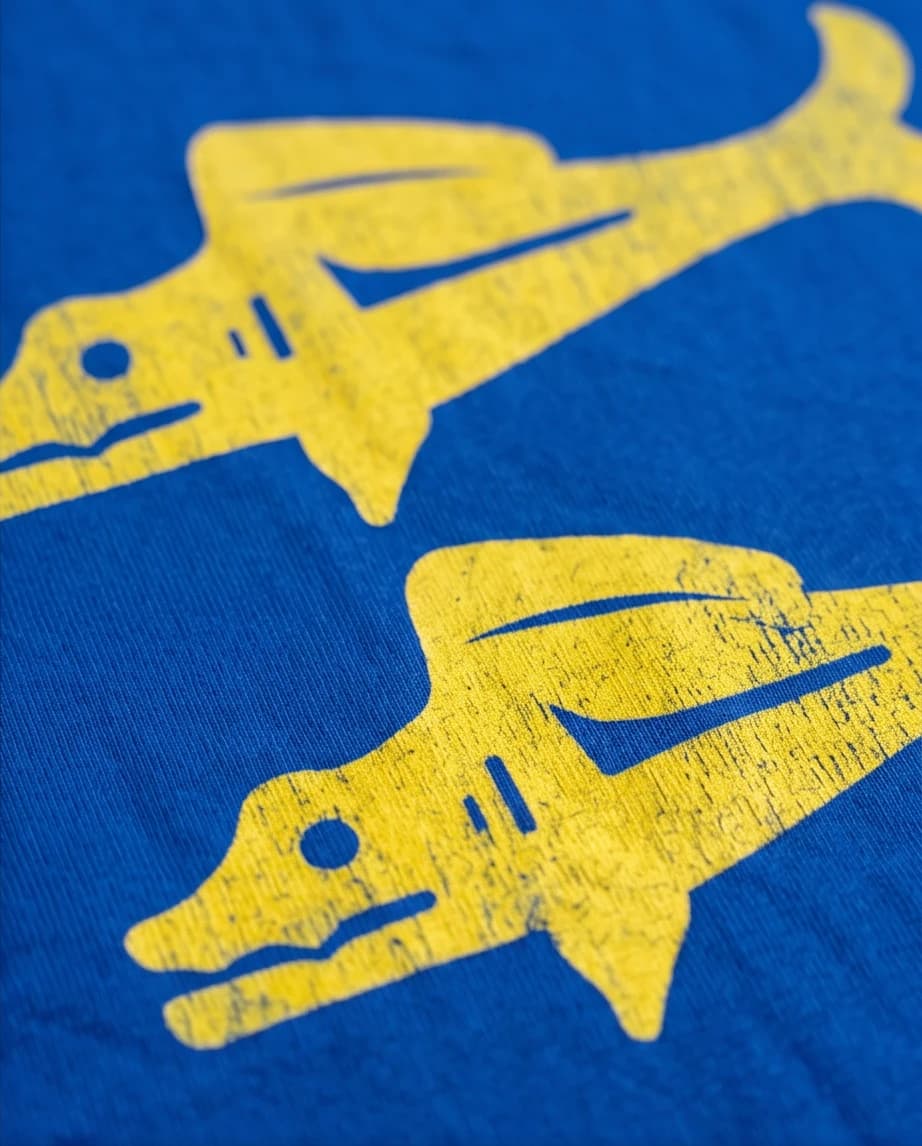 Niebieski t-shirt z autorskim nadrukiem ryb 2
